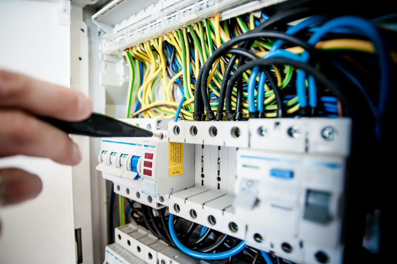 Elektrosanierung in einer Gewerbeimmobilie 1 Gewerbeimmobilie Elektrosanierung